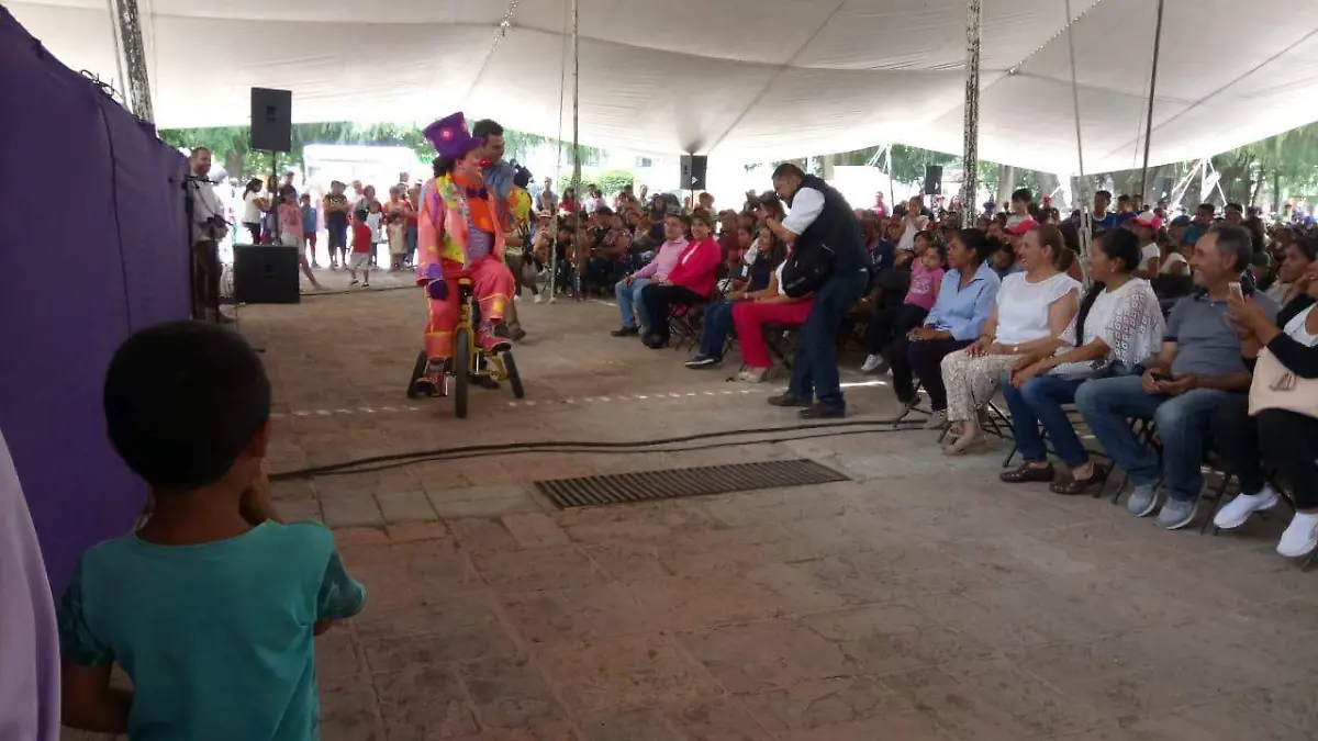 El payasito Meneito invitó al alcalde a subirse en el triciclo. Foto Monsetrrat García